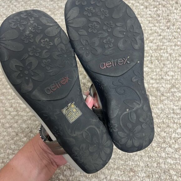 Aetrex® Lindsey Embellished Arch Support Memory Foam Sandal silver gray size 5 - Picture 3 of 11